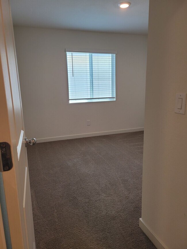 Building Photo - COMING SOON!!! Spacious Newer 4bd/2.5ba N Valleys Home!