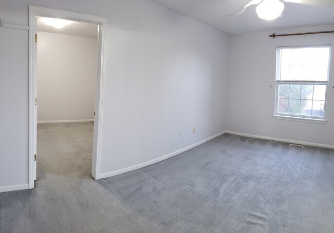 Building Photo - 3910 Old Elm Dr SE