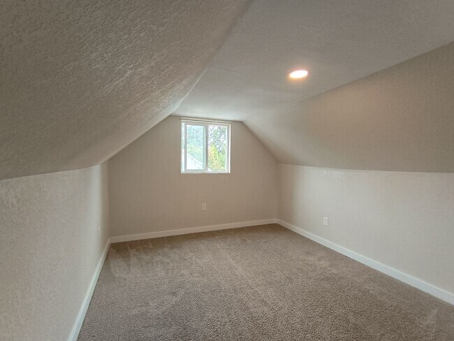 Building Photo - Charming Bremerton Home with Convenient Location