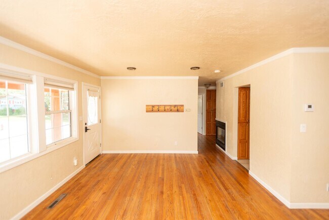 Building Photo - 307 N 3rd St