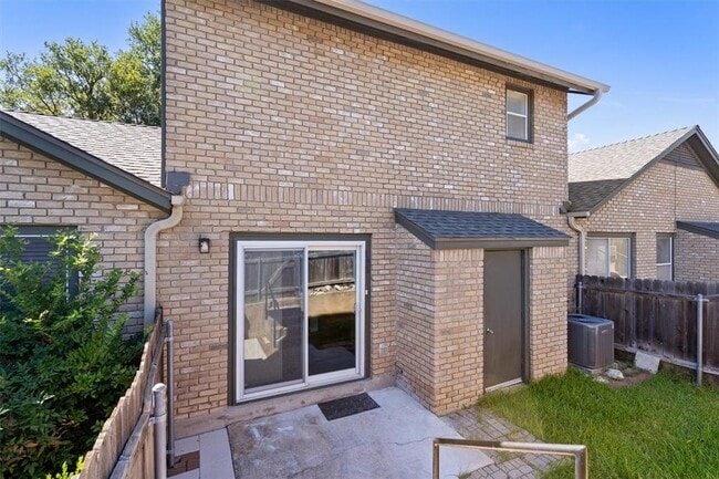 Building Photo - 1015 E Yager Ln