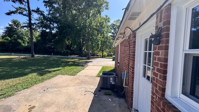 Building Photo - Unit B, 3327 Robin hood Dr