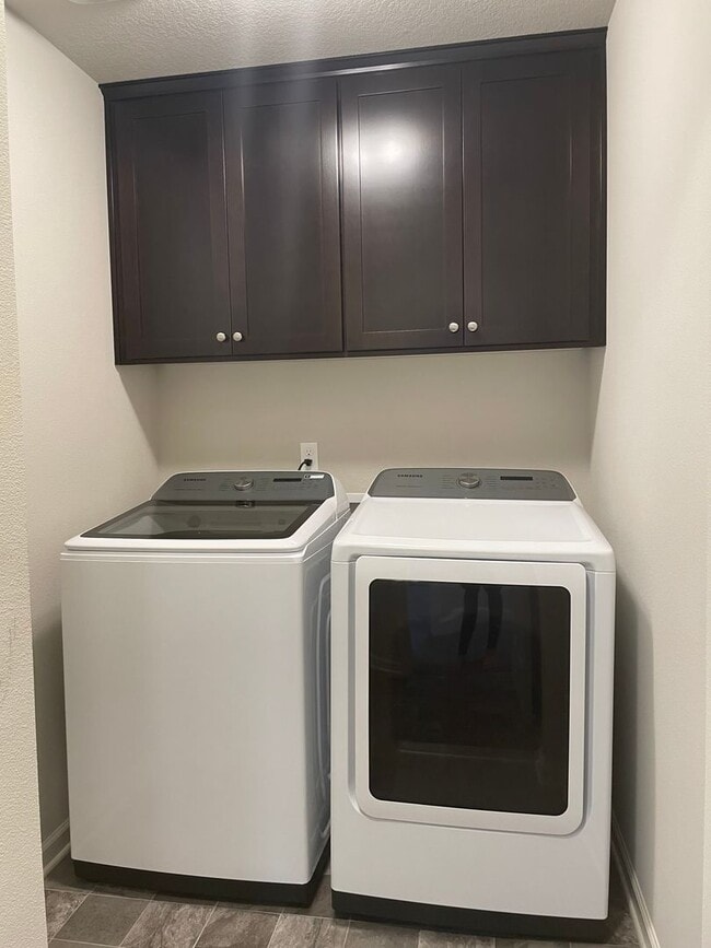 Building Photo - 4 Bed 2.5 Bath Home! Located near the Ridgefield Outdoor Recreation Center, equestrian facilities...