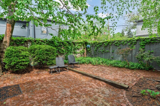 Building Photo - 302 E Sycamore St
