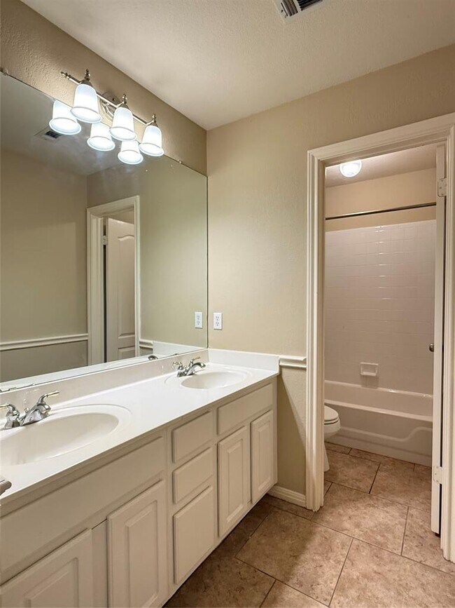 Building Photo - 10013 Valona Dr