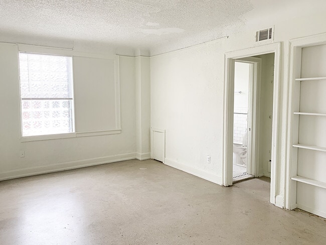 Primary Photo - 1130 Holcomb St