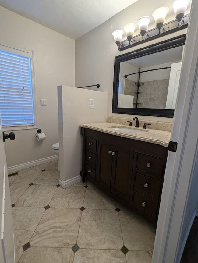 Building Photo - Fabulous 4 Bedroom 2 Bath House with Big F...