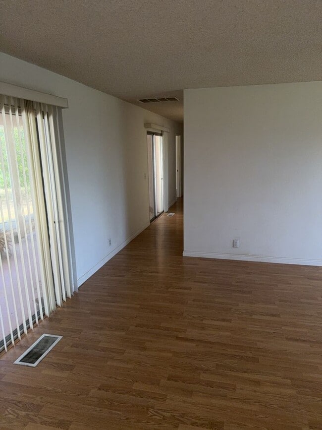 Building Photo - Charming 3-bedroom, 2-bathroom home is nes...