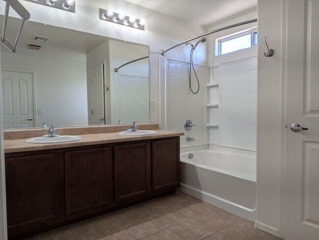 Building Photo - Northwest Beauty 3 Bedroom 3 Bath 2 Car garage