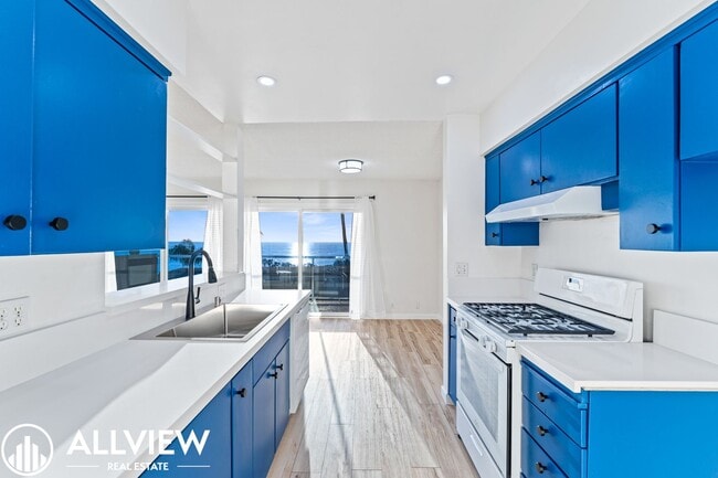 Building Photo - Stunning Ocean Views! 1 Bedroom Condo Avai...