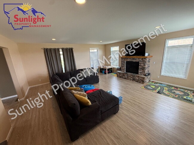Building Photo - 3 Bed 2 Bath 2,756 sq ft on 2+ acres in Columbus