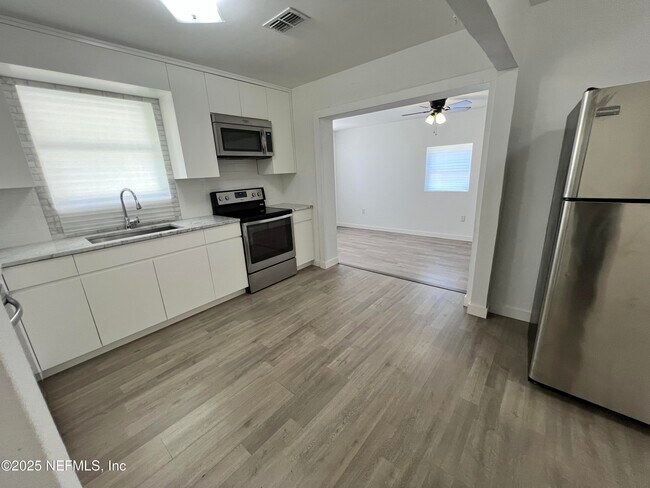 Building Photo - 8105 Santillo Dr