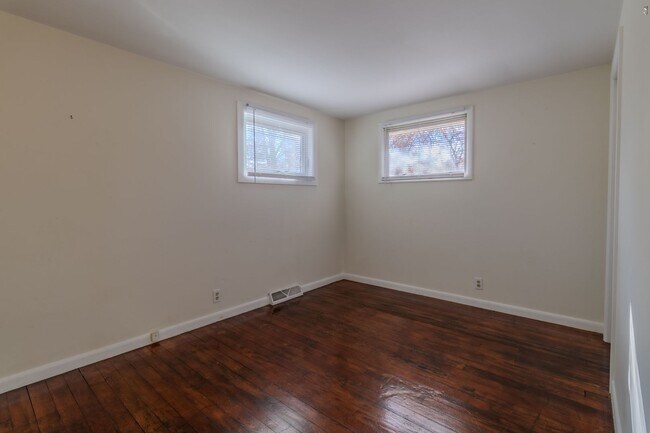 Building Photo - Classic Ranch Just Minutes from TC’s Best