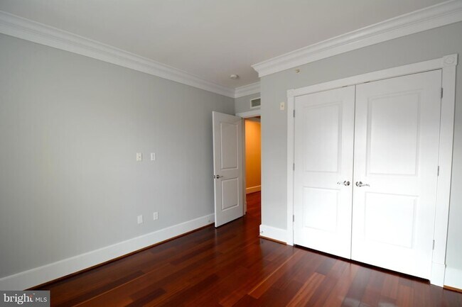 Building Photo - 900 N Washington St