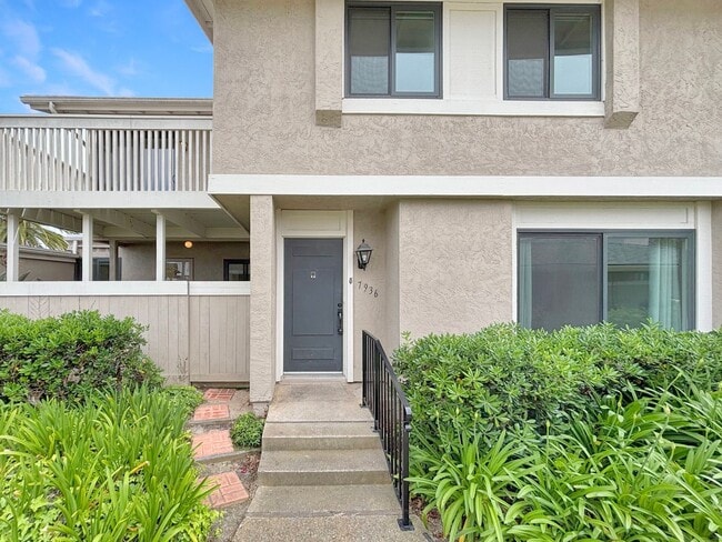 Building Photo - Beautiful 3BD/2.5BA Condo Located in Unive...