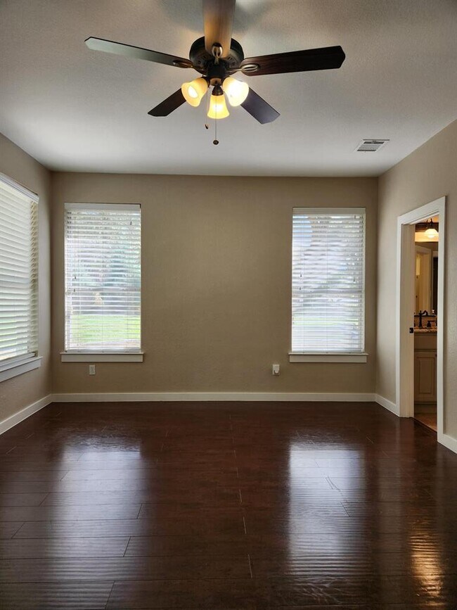 Building Photo - 207 Meadows Ln