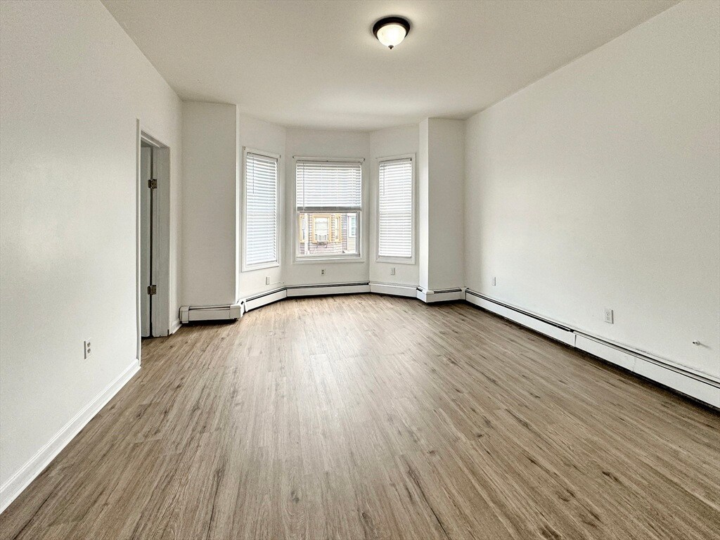 Building Photo - 110 Bennington St