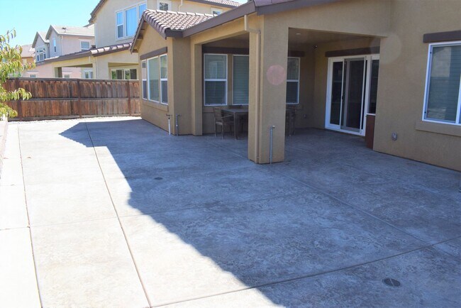 Building Photo - 4 Bed/3.5 Bath Home in Elk Grove! -  Resident Benefit Package Property