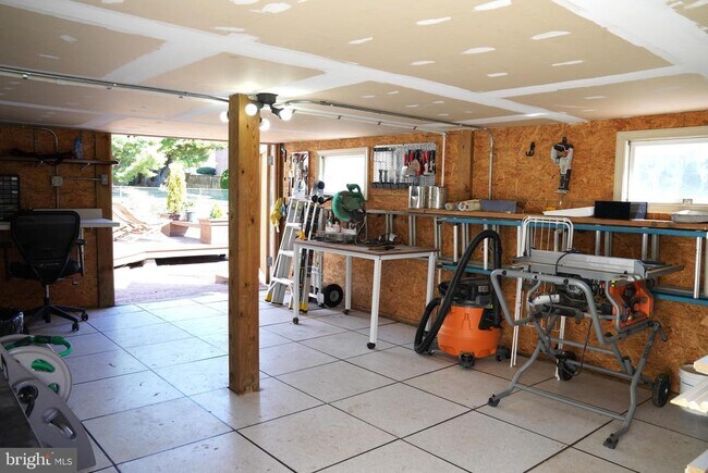 Building Photo - 17 Davis Ave