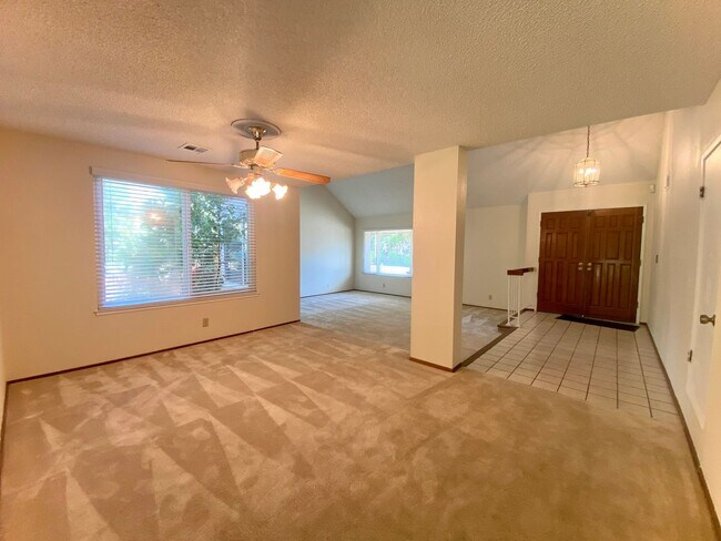 Building Photo - Spacious 4-bedroom home with Bonus Loft located in Union City! – Beautiful Backyard!