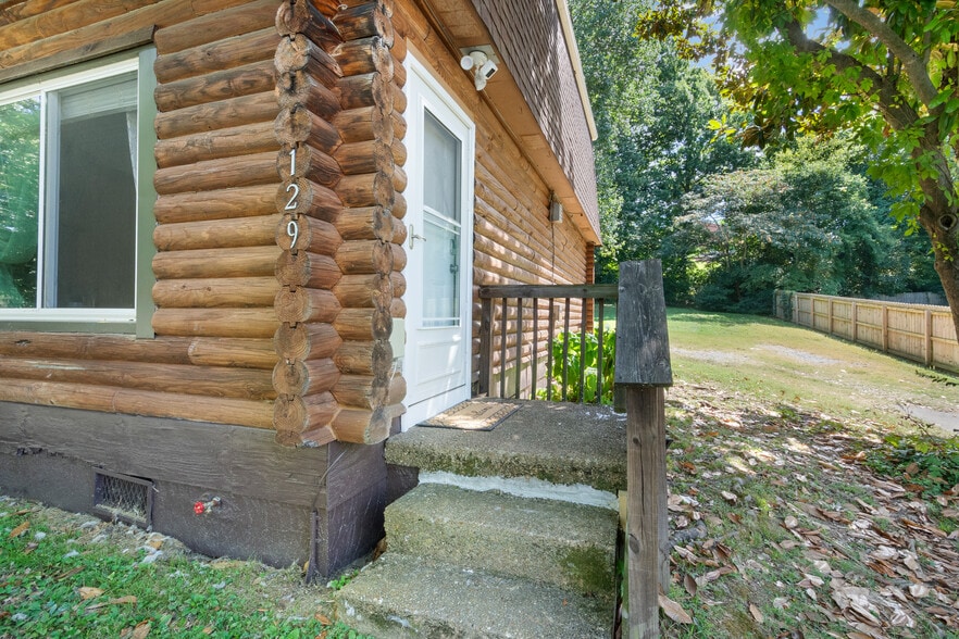 Building Photo - 129 Needles Ct