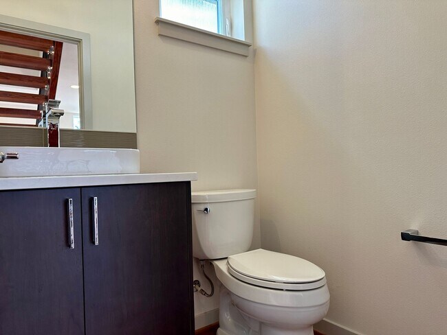 Building Photo - Gorgeous Greenlake Townhouse with Parking