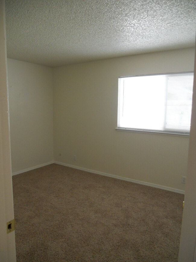 Building Photo - 3 BED W RV/BOAT PARKING
