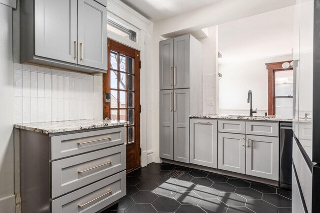 Building Photo - 415 W 5th Ave