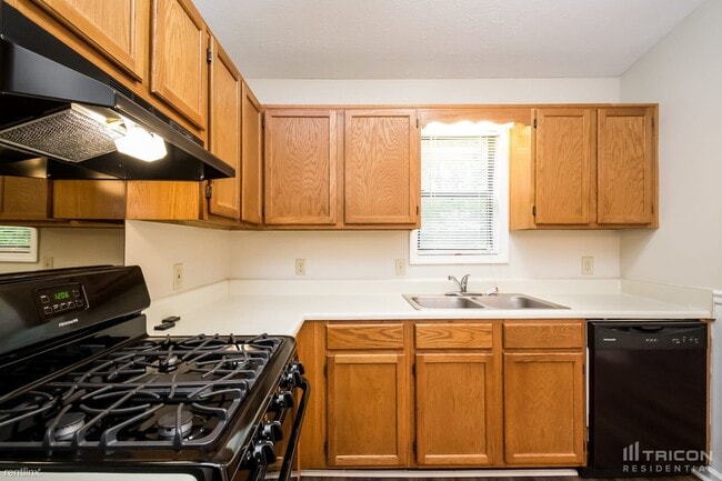 Building Photo - 3833 Greenbrook Dr