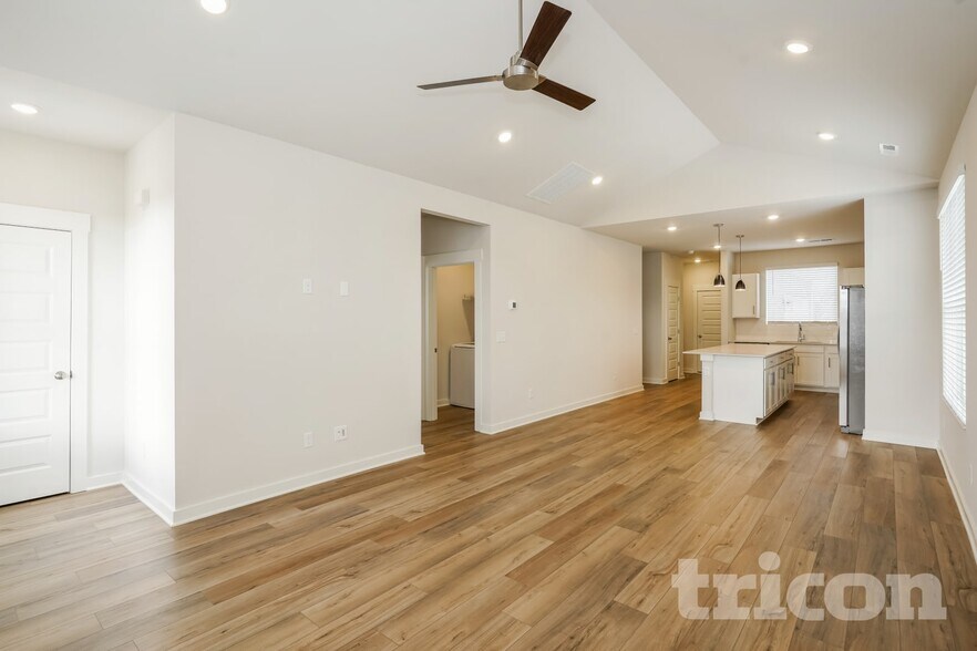Building Photo - 351 Park Glen Dr