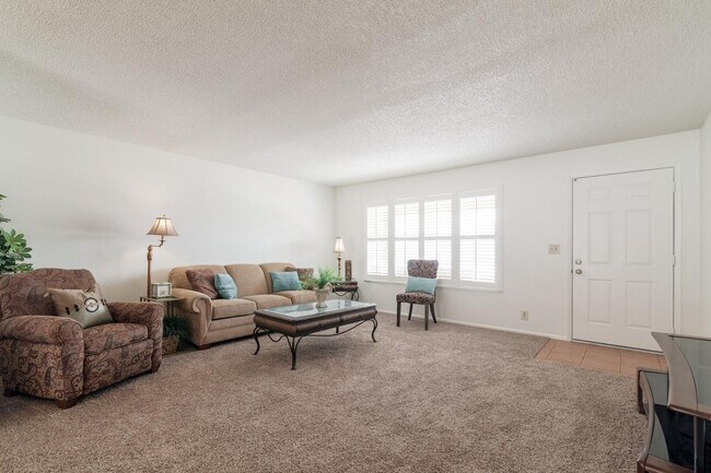 Building Photo - 4422 E Escondido Ave