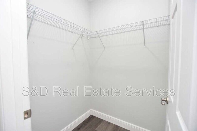 Building Photo - 525 Albatross Dr