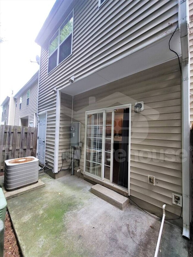 Building Photo - Cozy townhouse in convenient location!