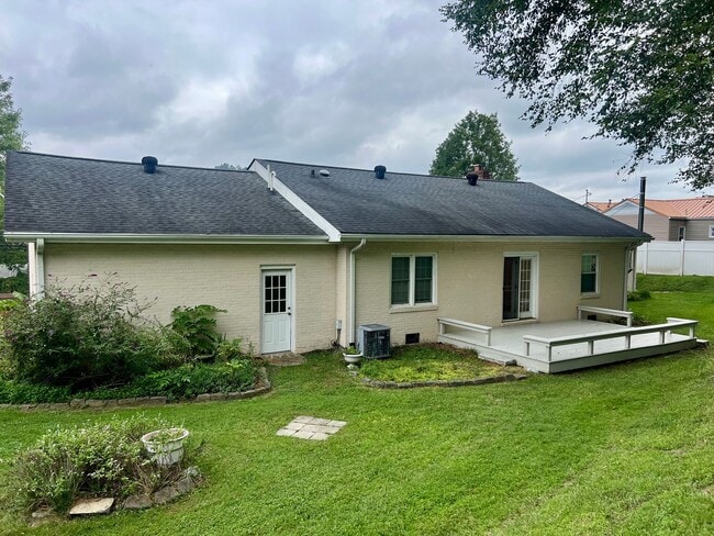 Building Photo - One Level Home! 3or 4 bedroom 1 bath with extra-large den, garage and extra storage on almost an ...