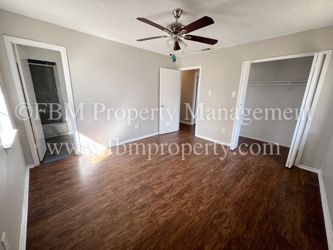 Building Photo - 211 Stonegate Dr