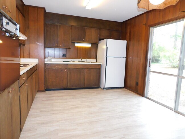 Building Photo - Convenience and charm