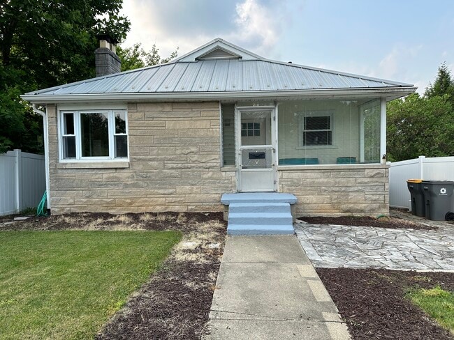 Building Photo - 918 W 4th St