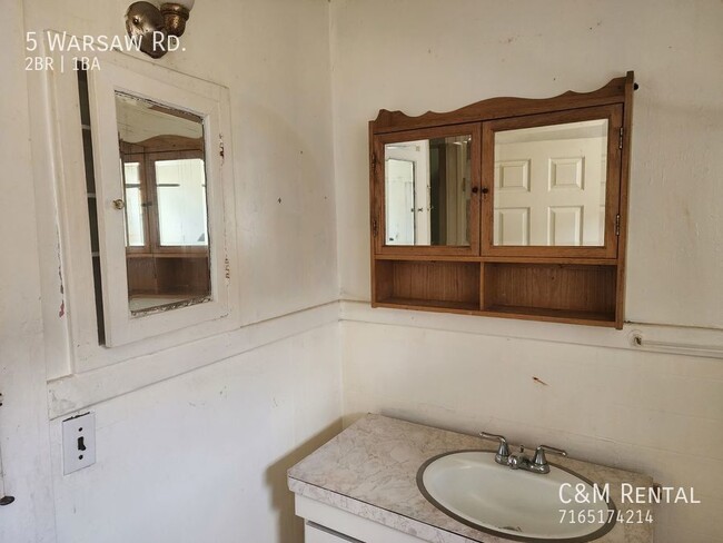 Building Photo - 2 Bedroom Upper Apartment with potential f...