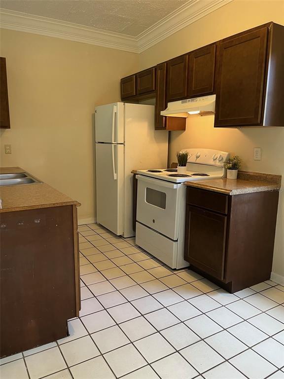 Building Photo - 127 Country Club Dr