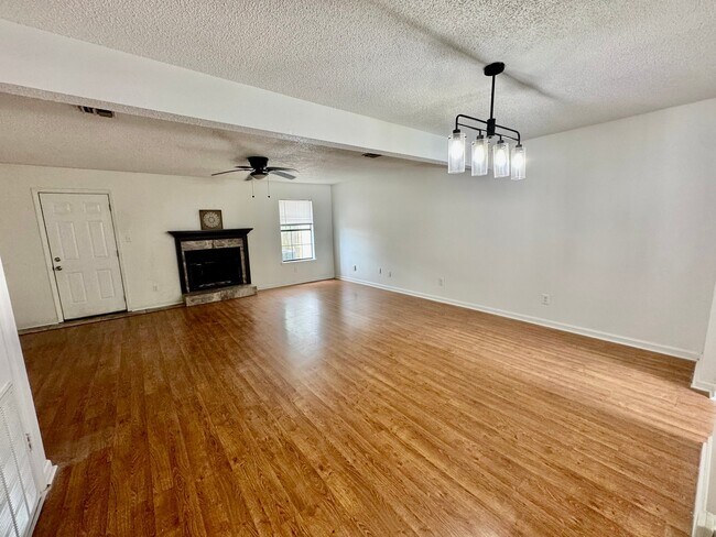 Building Photo - 127 E Pamela Dr