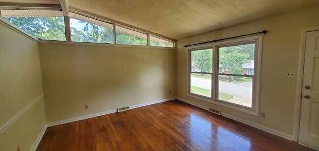 Building Photo - 3 Bedroom 1 Bathroom House