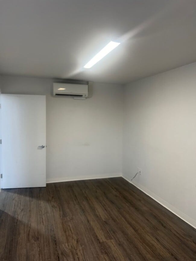 Building Photo - 967 Lawnsdale Rd