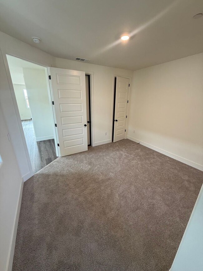 Building Photo - Stunning New-Construction two-story home 5bed 3bath