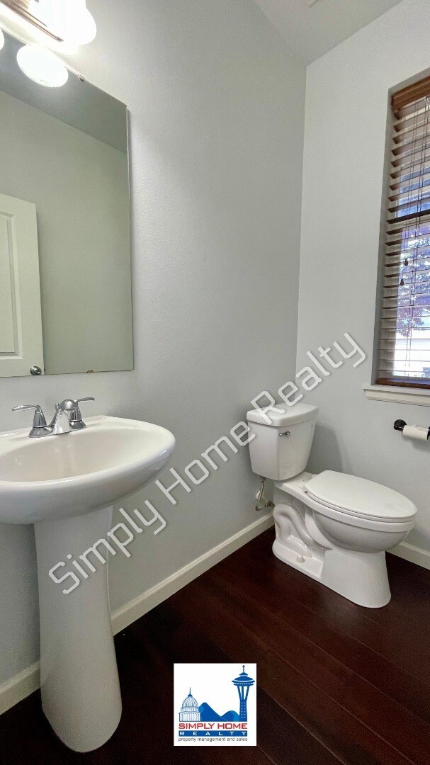 Building Photo - Welcome to this Spacious 4 bedroom, 3.5 bath Home in the Heart of Yelm!