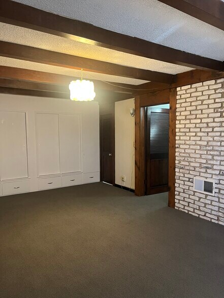 Large Bedroom - 1132 N Heliotrope Dr