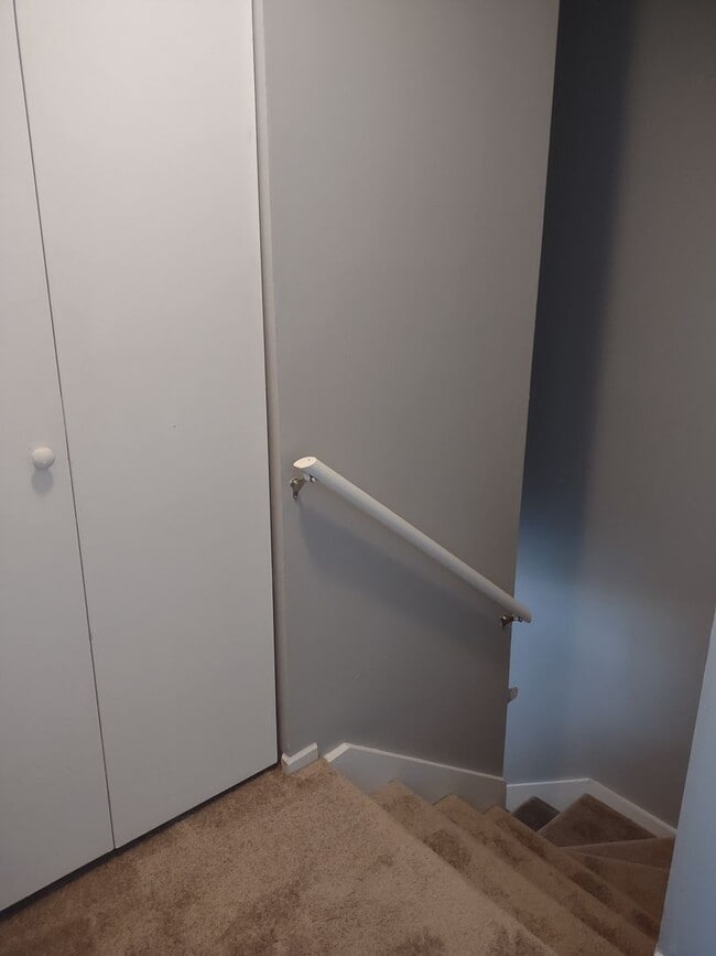 Building Photo - Fabulous Upgraded Three Bedroom/Two Bath Townhome - Walking Distance to Lexington Medical Center