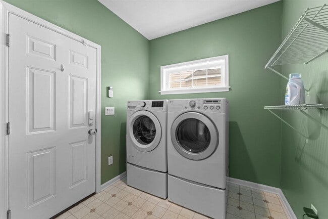 Building Photo - Welcome home to this well-maintained 4-bedroom, 2.5-bath home that offers space to grow!