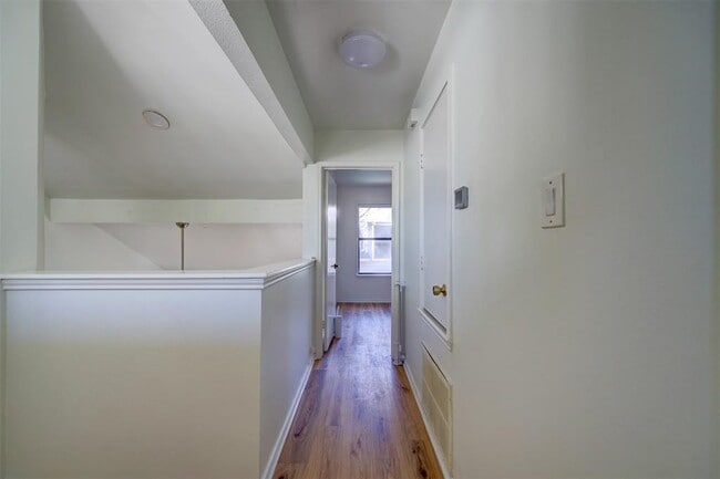 Building Photo - 512 Eberhart Ln
