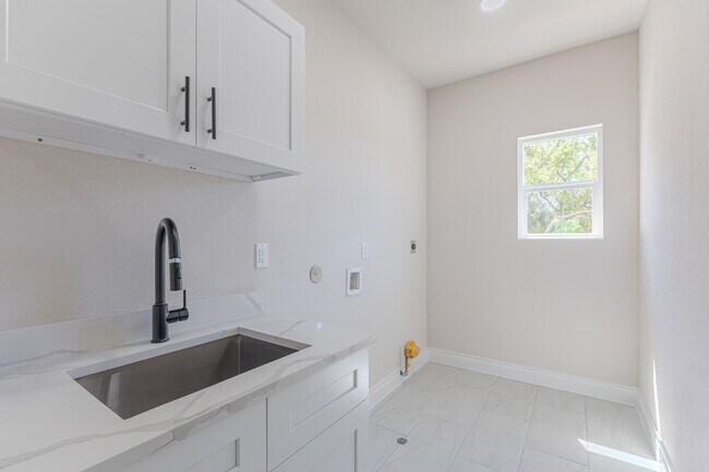 Building Photo - 6814 Champion Ln