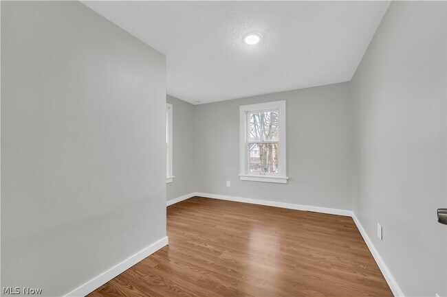 Building Photo - 485 E Archwood Ave